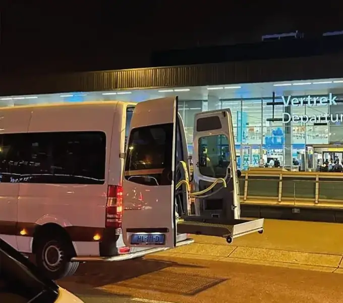 Rolstoelbus bij Schiphol voor reizigers uit Enkhuizen